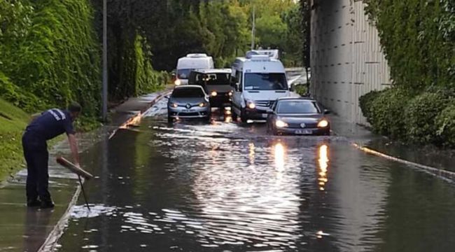 Beşiktaş'ta yol çöktü, bir araç çukura düştü