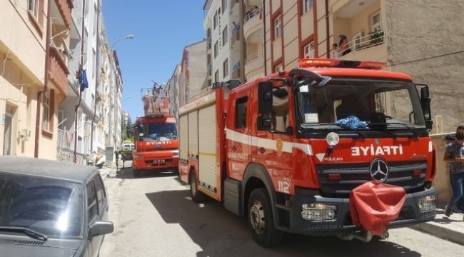 Binanın boşluğunda çıkan yangın korkuttu