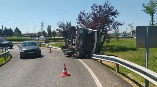 Bursa'da beton yüklü kamyon yan yattı