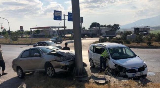 Çarpışan araçlar refüje çıktı