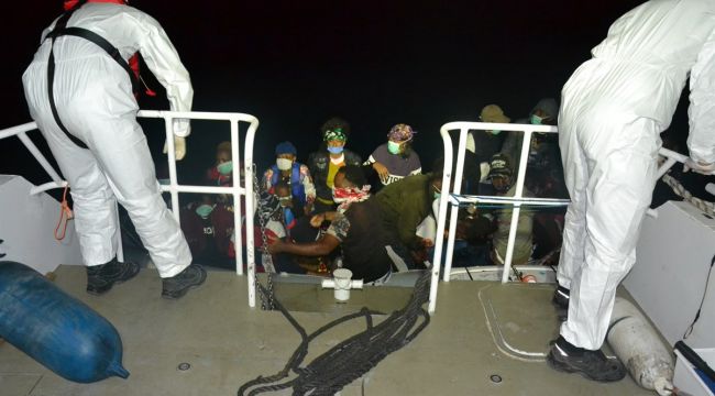 DİKİLİ'DE 28 DÜZENSİZ GÖÇMEN YAKALANDI