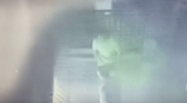 Eşine sinirlenip evini yaktı