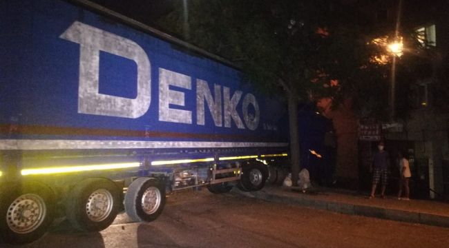 FRENİ BOŞALAN TIR BAHÇEYE GİRDİ