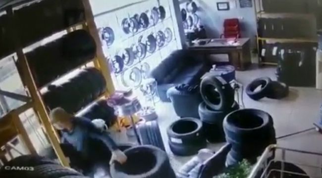 Hırsızlar 1 dakikada lastik dükkanını boşalttı
