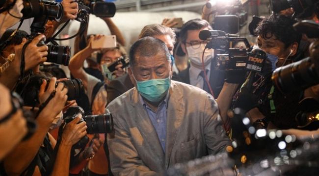 Hong Kong'da gözaltına alınan medya patronu serbest