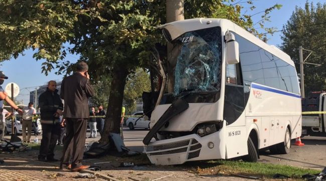 İşçi servisi elektrik direğine çarptı