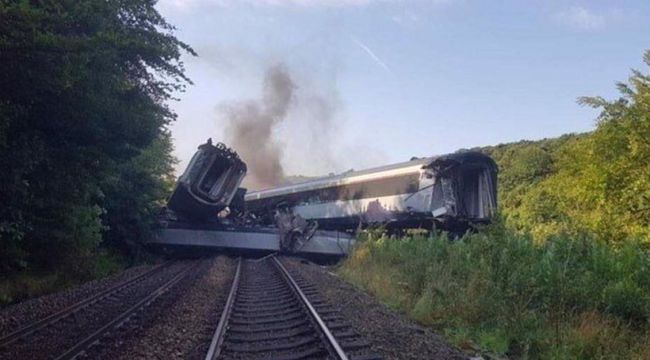 İskoçya'da yolcu treni raydan çıktı