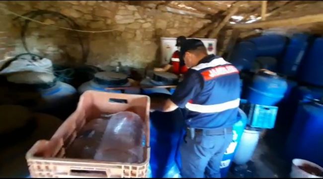 İZMİR'DE KAÇAK ŞARAPLAR ELE GEÇİRİLDİ