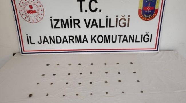 İZMİR'DE TARİHİ PARALARI SATAMADAN YAKALANDI