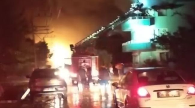 İZMİR'DE YILDIRIM DÜŞEN EVDE YANGIN ÇIKTI