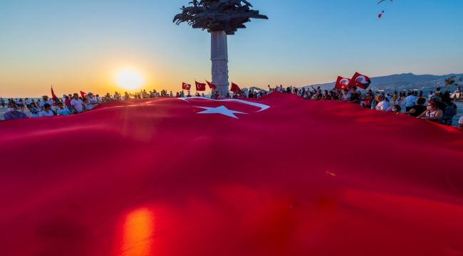İZMİR SEMALARINDA ZAFER KUTLAMASI