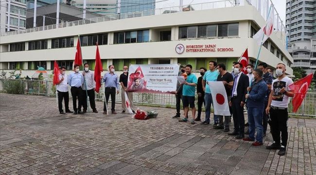 Japonya'da FETÖ okulunun önünde teröre karşı protesto