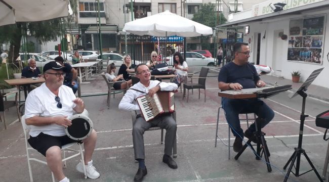 KARŞIYAKA’DA HERKESE ŞARKI SÖYLEYECEK