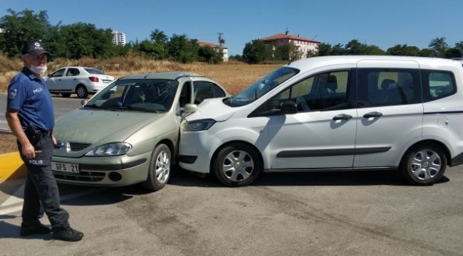 Kavşakta iki otomobil çarpıştı