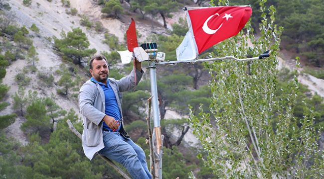 Kendi ürettiği enerjiyle Türk bayrağını aydınlattı