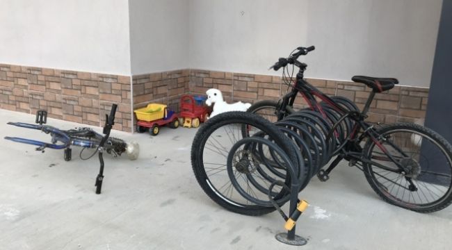 Kilidi kıramayınca tekerini bırakıp bisikleti çaldı