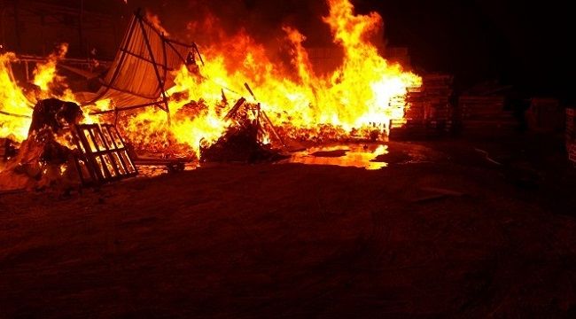Kocaeli'de palet fabrikasında çıkan yangın söndürüldü