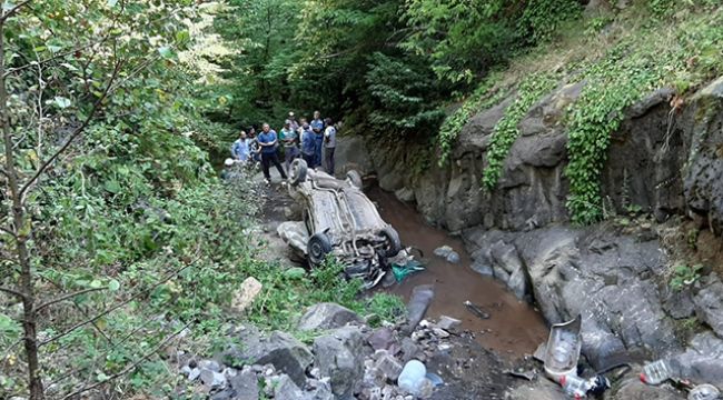 Kontrolden çıkan otomobil dere yatağına uçtu