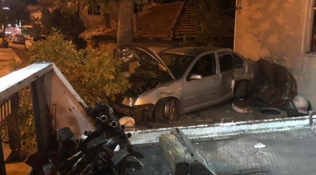 Kontrolden çıkan otomobil dükkana girdi