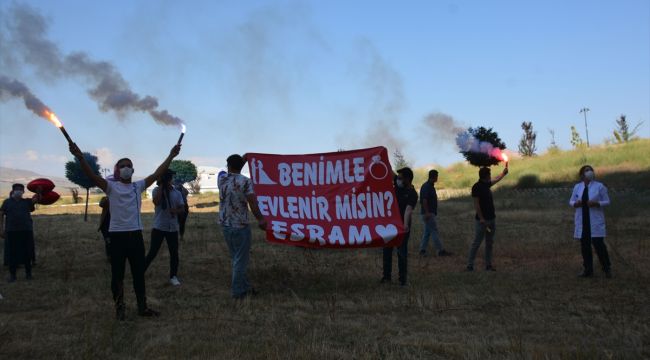 Korona tedavisi gören sevgilisine sürpriz yaptı