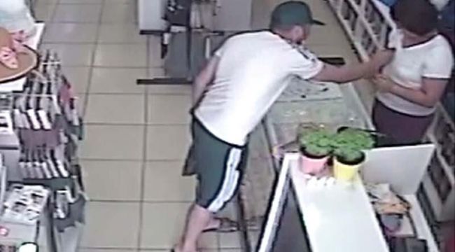 Mağaza çalışanı genç kıza taciz girişimi