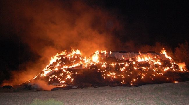 Malkara'da 8 bin balya saman alev alev yandı