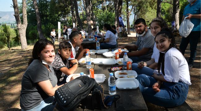 MENEMENLİ GENÇLER YAŞITLARIYLA BULUŞTU