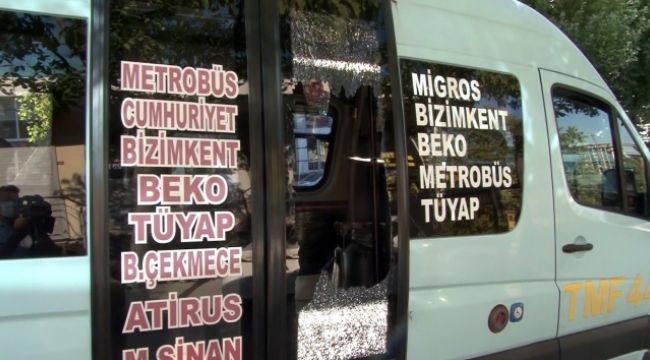 Minibüsten indirilen fazla yolcu yumruklayarak camı kırdı