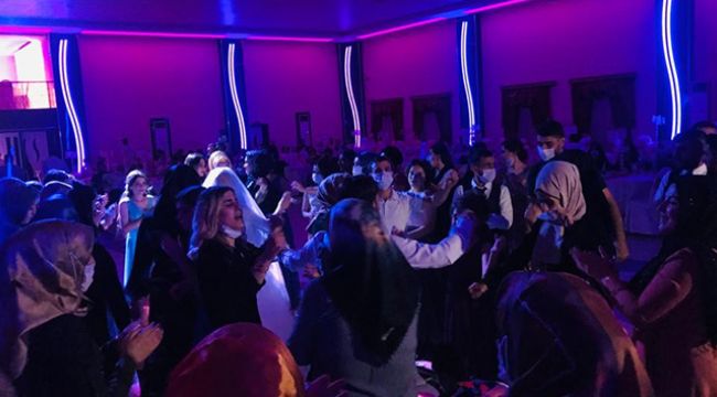 Onlarca kişi ‘koronavirüsle' halayda bir araya geldi