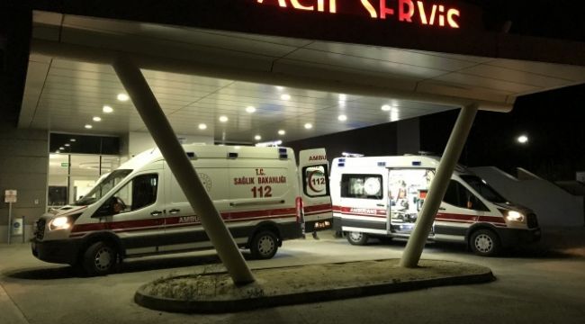 Otomobilin çarptığı baba ve oğlu yaralandı