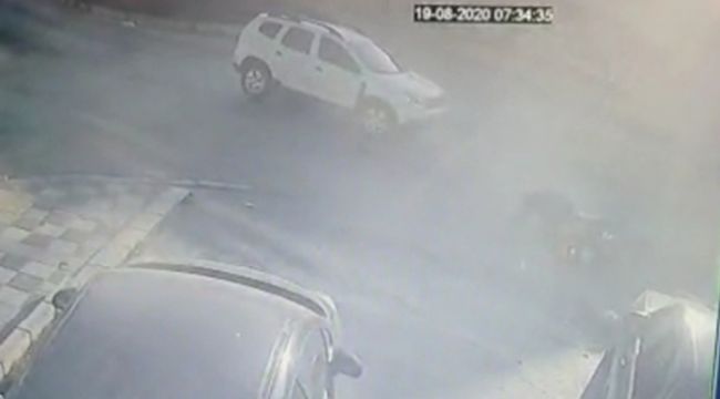 Otomobilin çarptığı motosiklet sürücüsü böyle savruldu