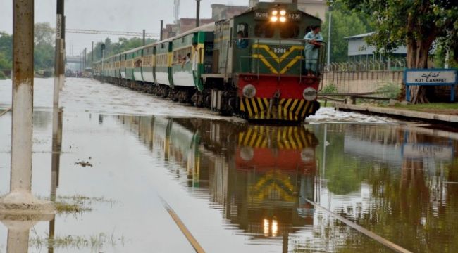 Pakistan'ı muson yağmuru vurdu