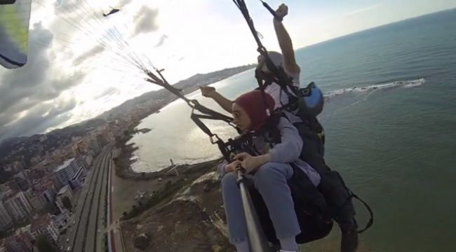 Paraşütçü havada helikopterle karşılaştı