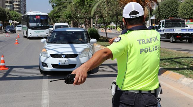 Polisi gören kemerini takıyor