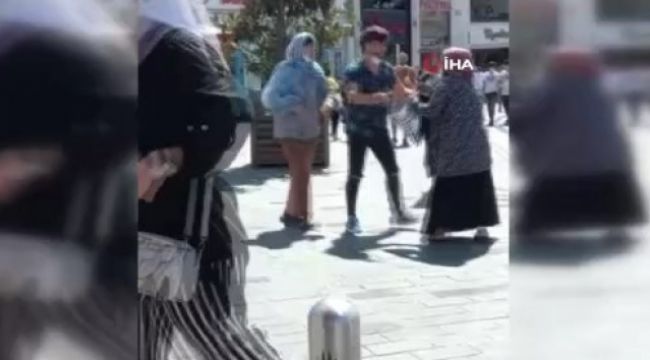 Taksim'de iki dilenci kadın birbirine girdi
