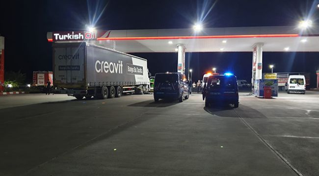 Tamir etmeye çalıştığı tırın altında kaldı!