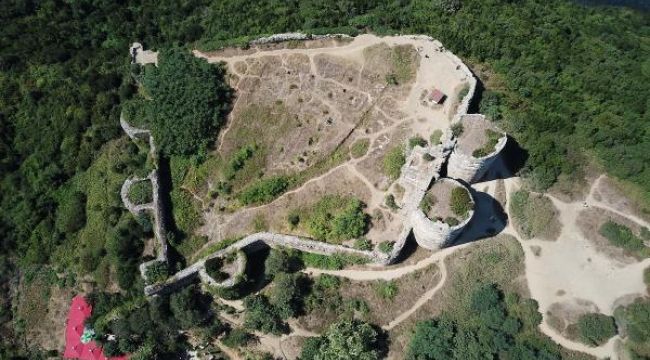 Tarihi kaleyi harabeye çevirdiler