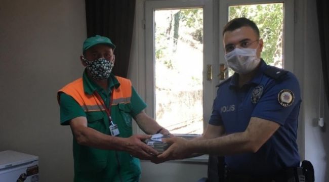Temizlik işçisinden örnek davranış