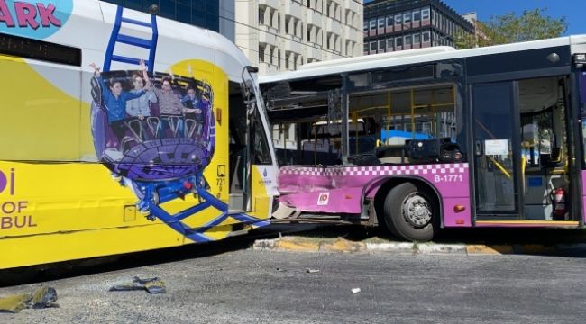 Tramvay otobüse çarptı