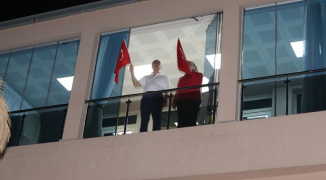 VALİ KÖŞGER, İSTİKLAL MARŞI OKUDU