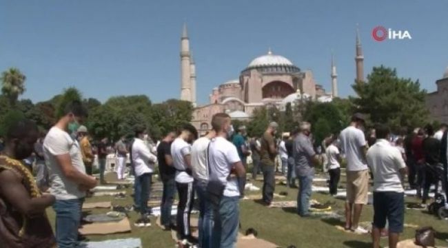 Vatandaşlar Cuma namazı için Ayasofya'ya akın etti