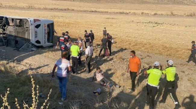 Aksaray'da yolcu otobüsü devrildi