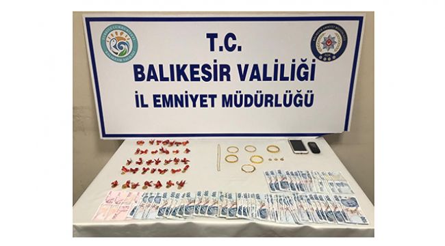 Altınlarla kaçmaya çalışan dolandırıcıya suçüstü