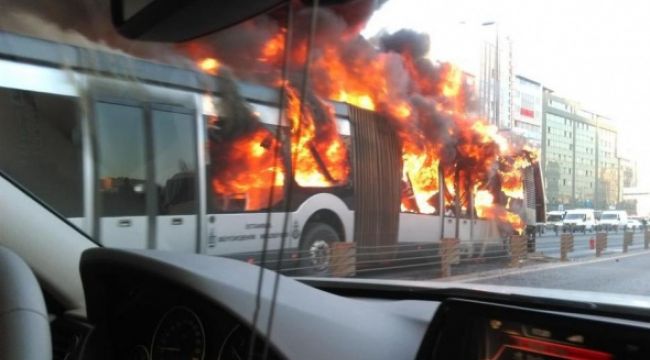 Avcılar'da metrobüste korkutan yangın!