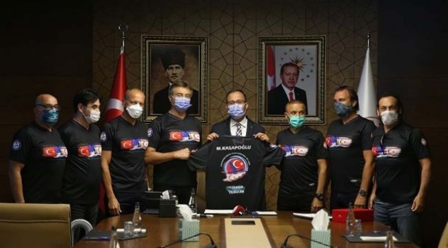 Bakan Kasapoğlu Kıbrıs'a yüzen sporcularla