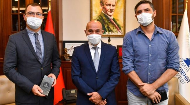 Başkan Soyer Büyükşehir çalışanı iki yazarı ağırladı