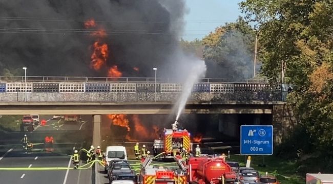 Benzin yüklü tanker alev alev yandı