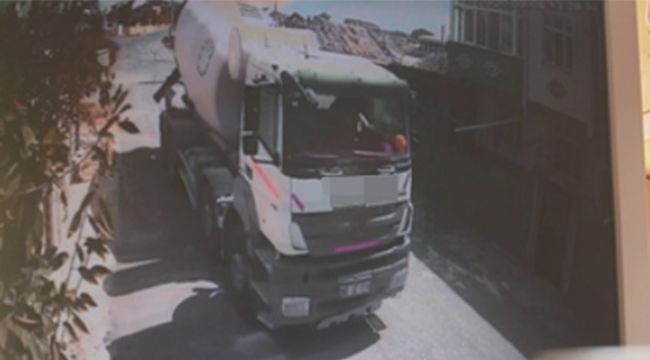 Beton mikseri telefon direğini yıktı