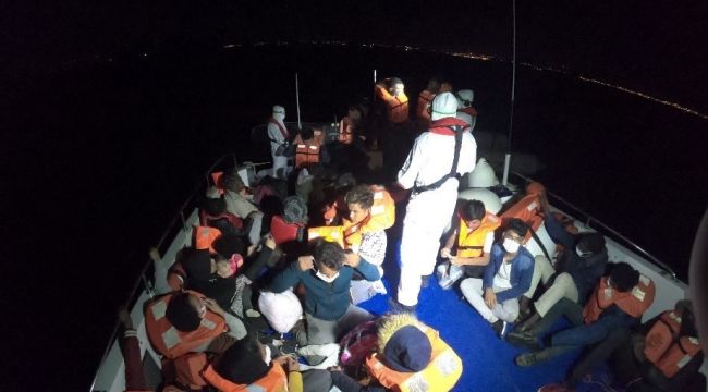 ÇEŞME'DE 40 DÜZENSİZ GÖÇMEN KURTARILDI
