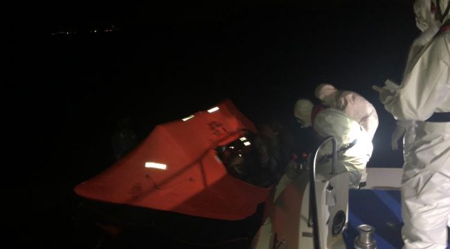 ÇEŞME'DE DÜZENSİZ GÖÇMENLER KURTARILDI